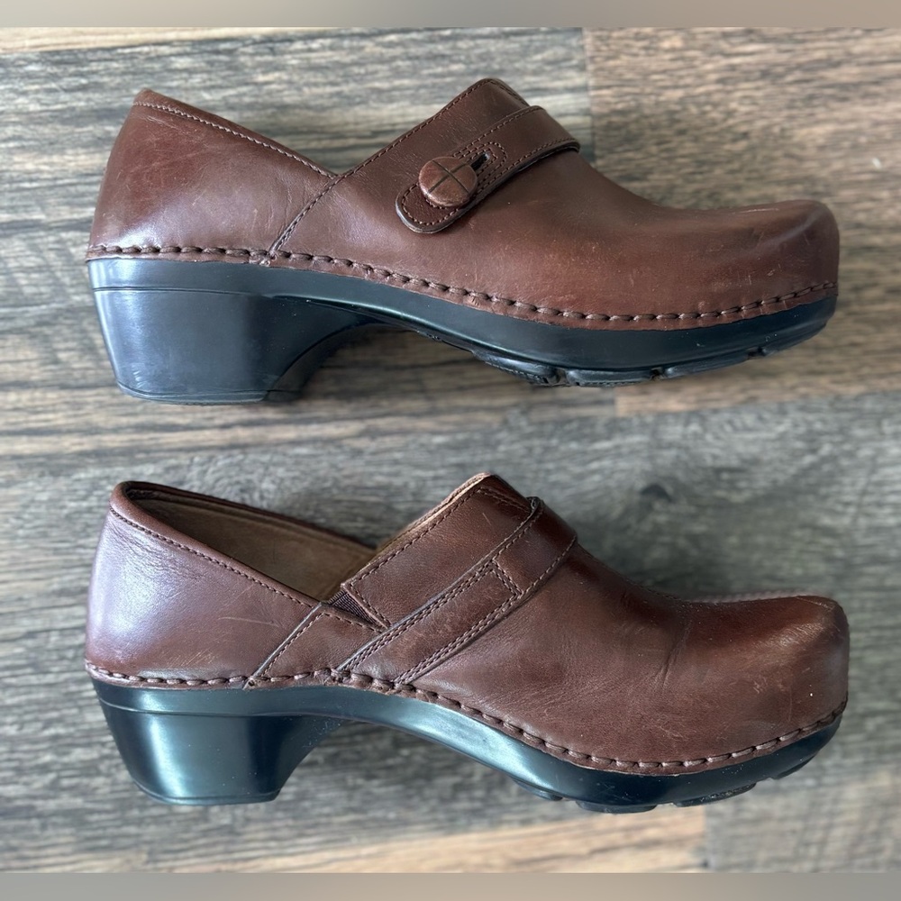 DANSKO‎ Womens Sz 39 US 8.5-9 Solstice Brown Leather Button Clogs Shoes Slip on - Picture 3 of 13